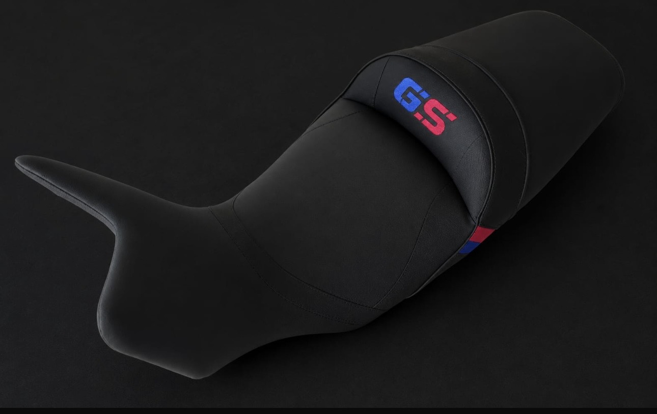 Asiento de moto BMW GS tapizado a medida en piel negra con logotipo GS bordado en azul y rojo